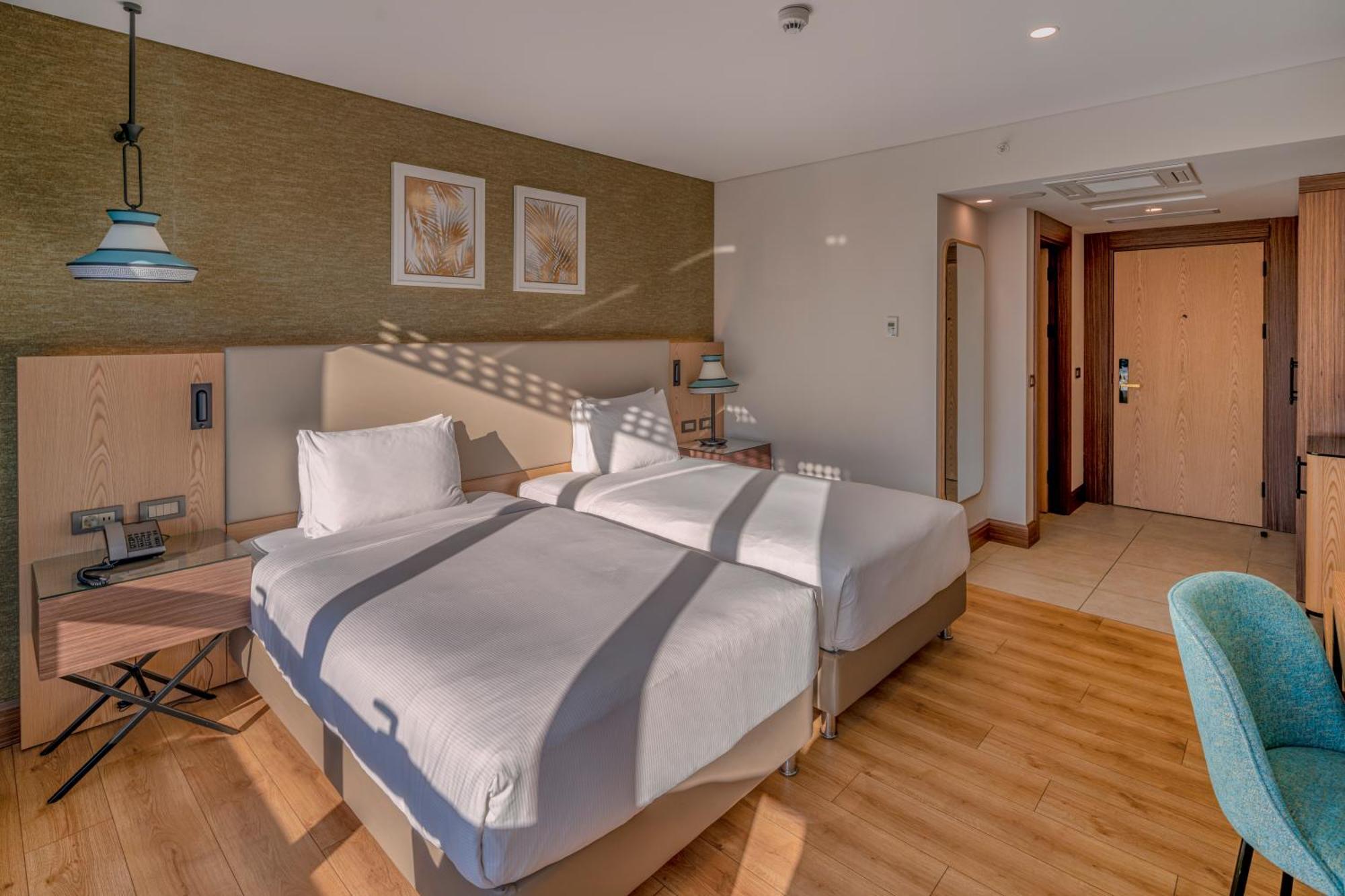 Doubletree By Hilton Antalya City Centre Экстерьер фото A room at the hotel