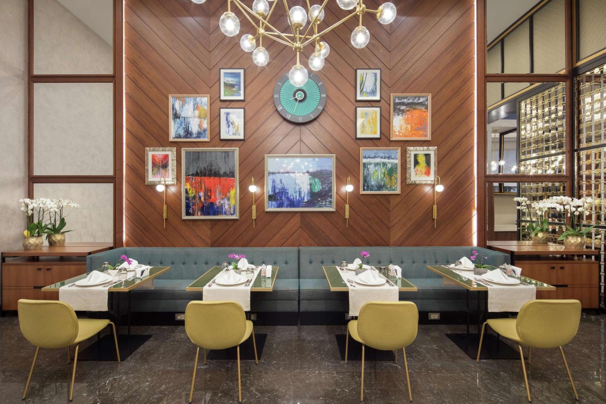 Doubletree By Hilton Antalya City Centre Экстерьер фото The interior of the restaurant
